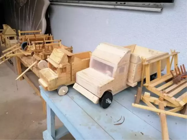 Sokağa çıkmayınca kömürlükte ahşap oyuncaklar yaptı