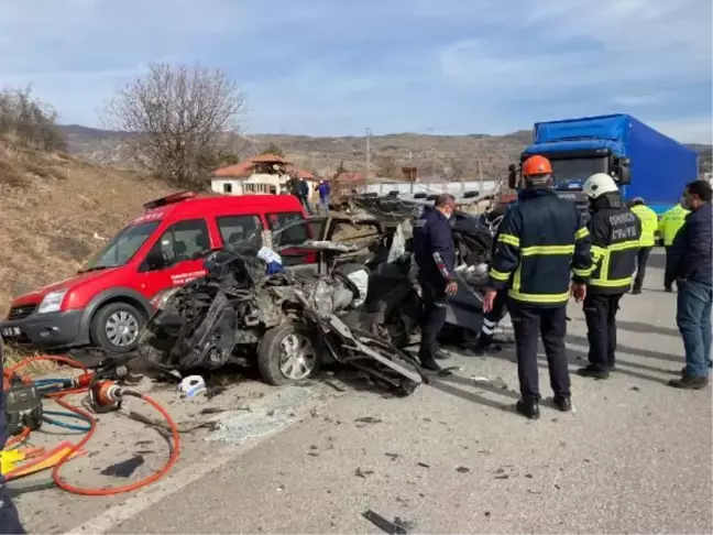 Son dakika haberleri: TIR'a çarpan otomobil hurdaya döndü: 1 ölü, 2 yaralı