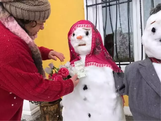 Çatalca'da mahallelinin kardan gelin - damat eğlencesi