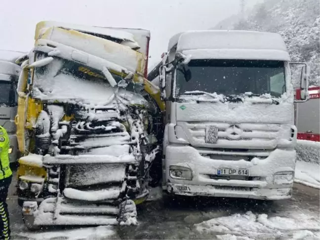 Kazanın ardından ulaşıma kapanan yolda kalanlara AFAD, kumanya dağıttı