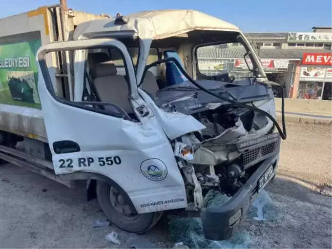 Çöp toplama kamyonu TIR'a çarptı, 2 işçi yaralandı