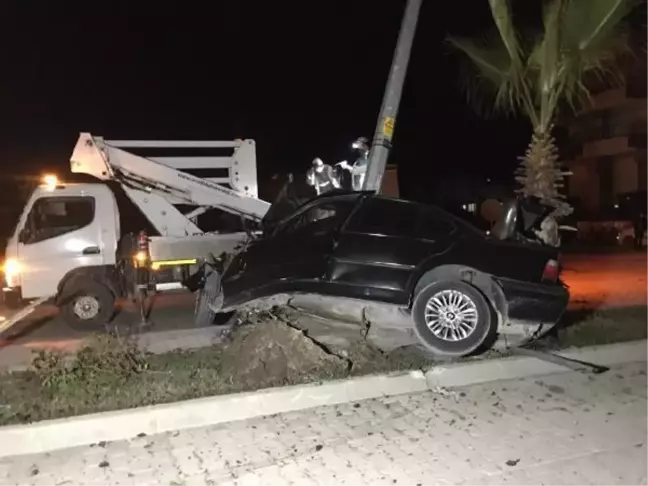 Otomobil, aydınlatma direğine çarptı: 1 yaralı