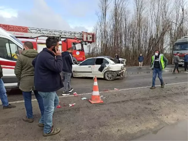 Kamyonet ile otomobil çarpıştı: 3 yaralı