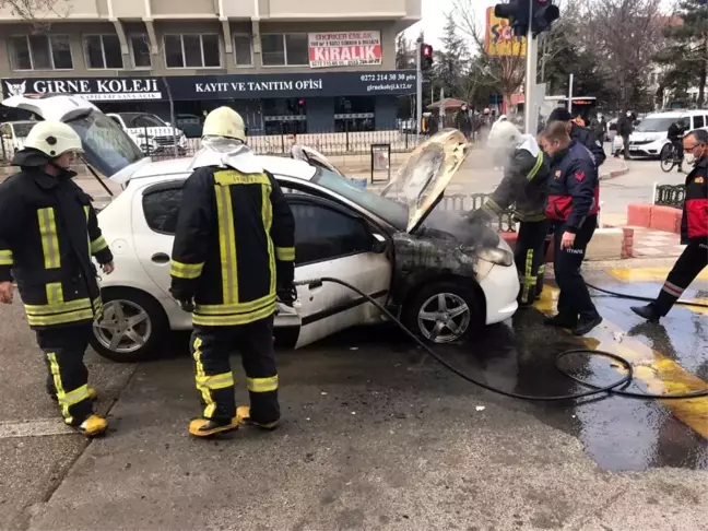 Yanan aracın sürücüsü canını son anda kurtardı