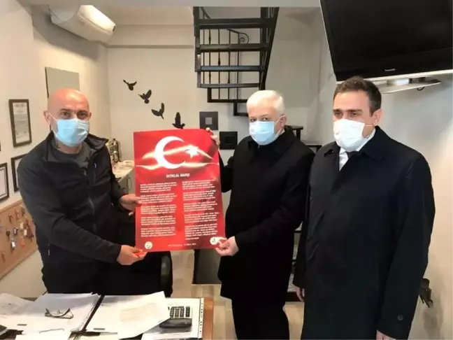 Burhaniye'de kaymakam ve belediye başkanı İstiklal Marşı tablosu dağıttı