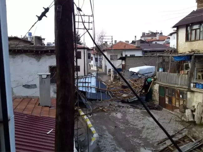 Karaman'da rüzgar evin çatısını uçurdu, elektrik direklerini yıktı