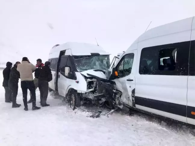 Minibüsler kafa kafaya çarpıştı: 17 yaralı