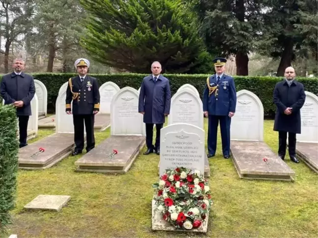 Büyükelçi Yalçın'dan 18 Mart Şehitleri Anma Gününde Brookwood Şehitliğine ziyaret