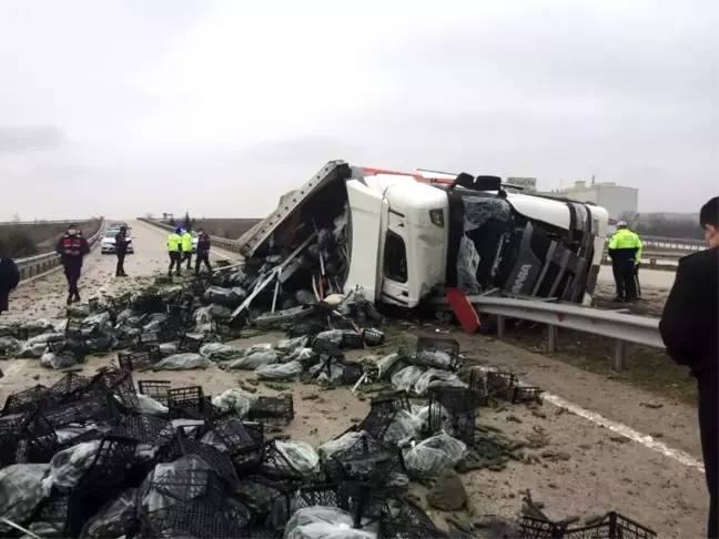 Amasya'da sebze yüklü tır devrildi: 2 ölü