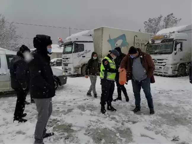 Son dakika haber! Ardahan'da, kardan kapanan yollarda kalan sürücülere jandarmadan ikram