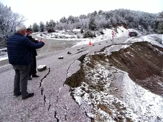 Aşırı yağışlar nedeniyle yolda göçük ve derin çatlaklar meydana geldi