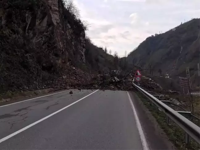 Tirebolu-Doğankent karayolunda heyelan