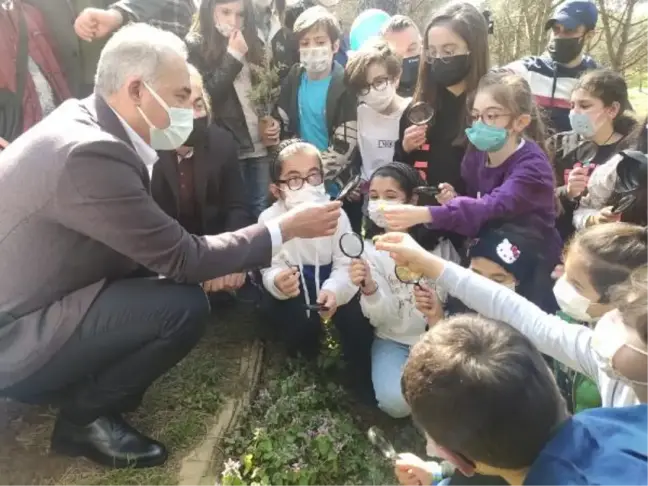 Son dakika haberi... ÇOCUKLAR ŞEHİR ORMANI'NI FİDANLARLA BULUŞTURDU