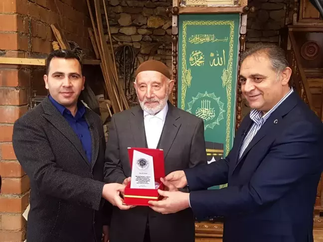 Gürün Belediyesi, yaptığı çalışmalarla takdir toplayan Ali Önder'e plaket verdi
