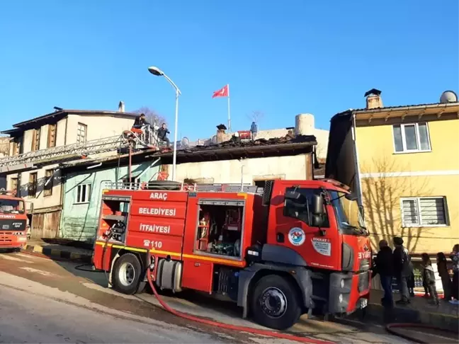 Kastamonu'da iki ahşap ev yandı