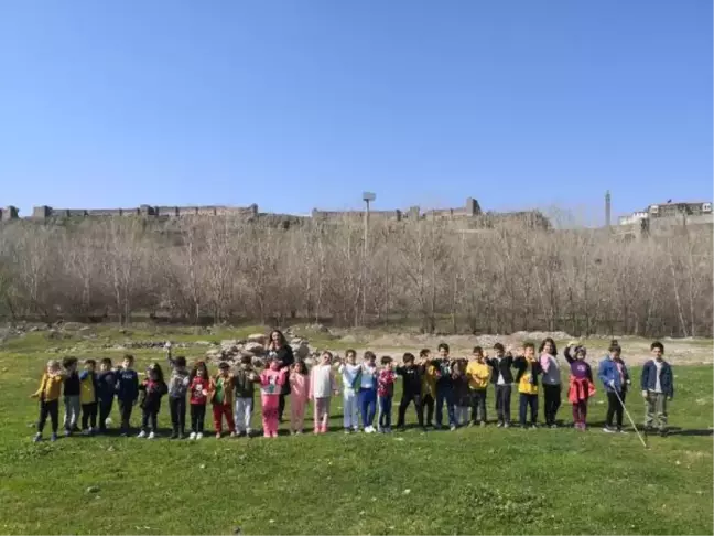 Diyarbakır'da, ilkokul öğrencileriyle doğa yürüyüşü