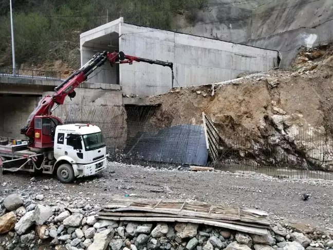 Giresun'da derede can pazarı