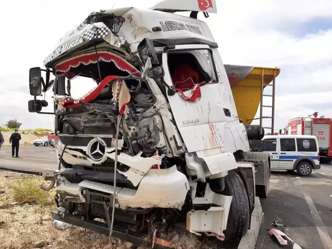 Gaziantep'te 2 tır çarpıştı: 2 yaralı