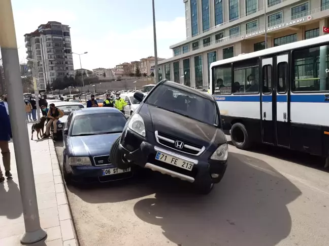Kırıkkale'de ilginç kaza, cip park halindeki otomobilin üzerine çıktı