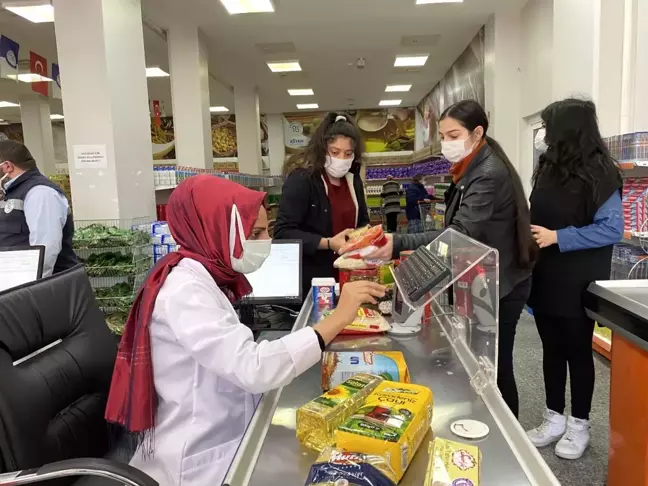 Arnavutköy'de Ramazan dolayısıyla ihtiyaç sahiplerine gıda yardımı