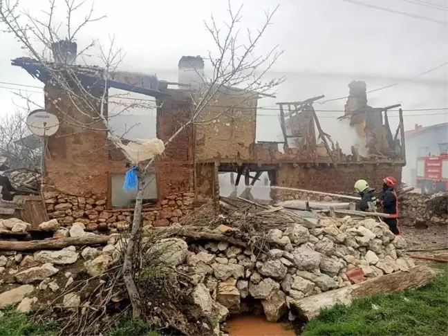 Bolu'da yanan 2 katlı ev kullanılamaz hale geldi