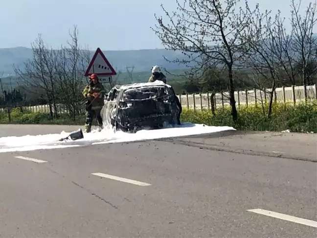 Bursa'da seyir halindeyken alev alan otomobil yandı