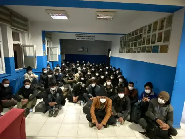 Bitlis'te durdurulan minibüste 68 düzensiz göçmen yakalandı