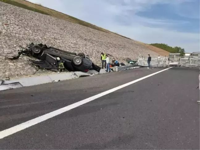 Konsolosluğa ait otomobil tabela direğine çarptı: 4 ölü