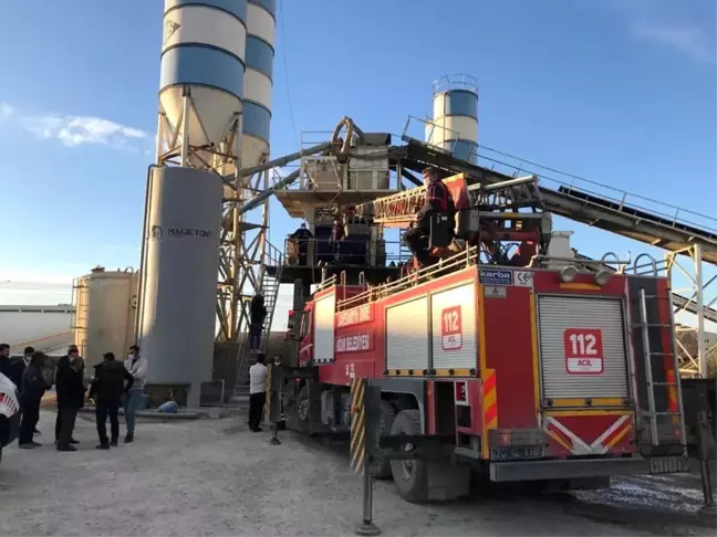 Her şeyden habersiz beton mikserini çalıştıran operatör, arkadaşının ölümüne neden oldu