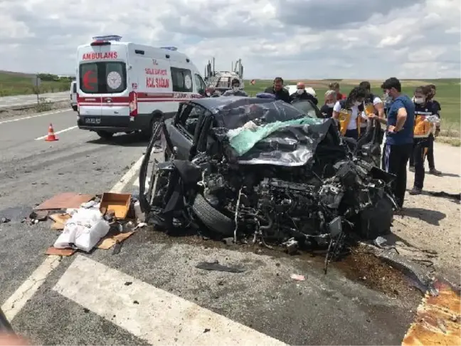 KIRIKKALE'DE OTOMOBİL TIR'A ÇARPTI: 1 ÖLÜ, 2 YARALI