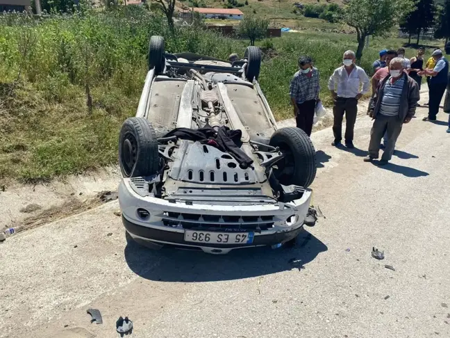 Bigadiç'te otomobille çarpışan motosikletteki 2 kişi yaralandı