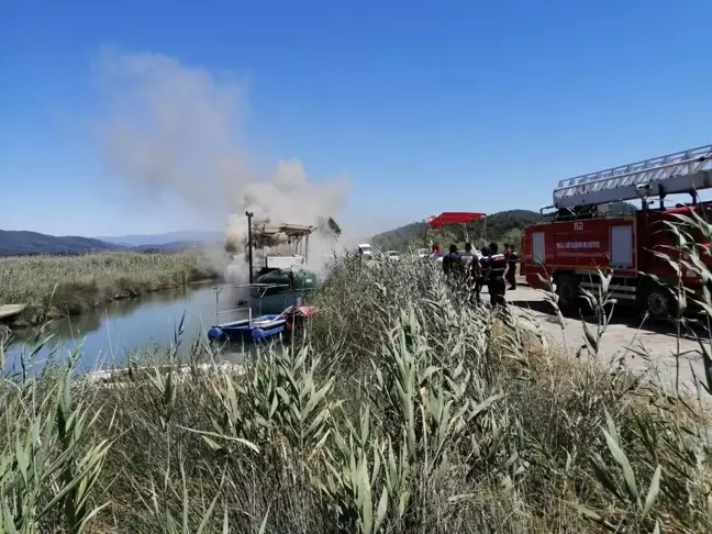 Azmak içerisinde bağlı bulunan teknede yangın çıktı