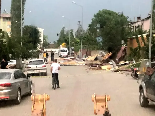 Iğdır'da fırtına ev ve iş yerlerinin çatılarını uçurdu