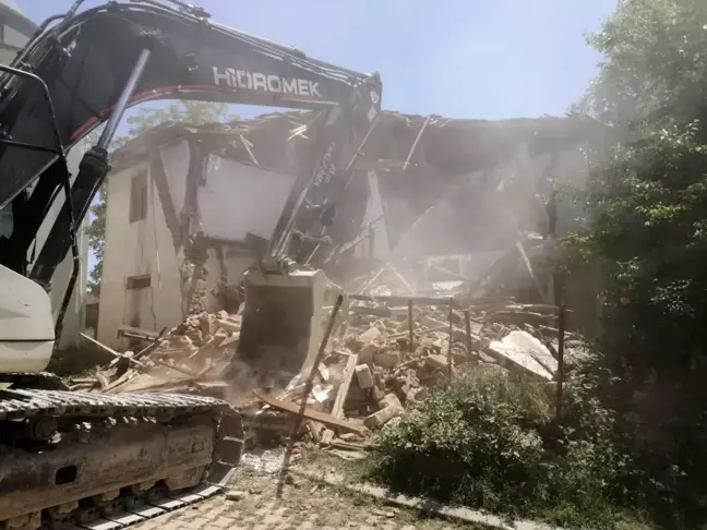 Körfez'de hasarlı binalar yıkılıyor