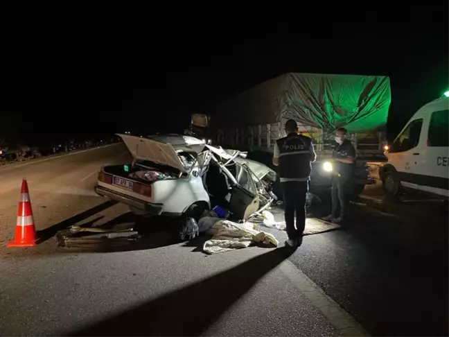 Son dakika: Otomobilin tıra çarpması sonucu 1 kişi öldü, 3 kişi yaralandı