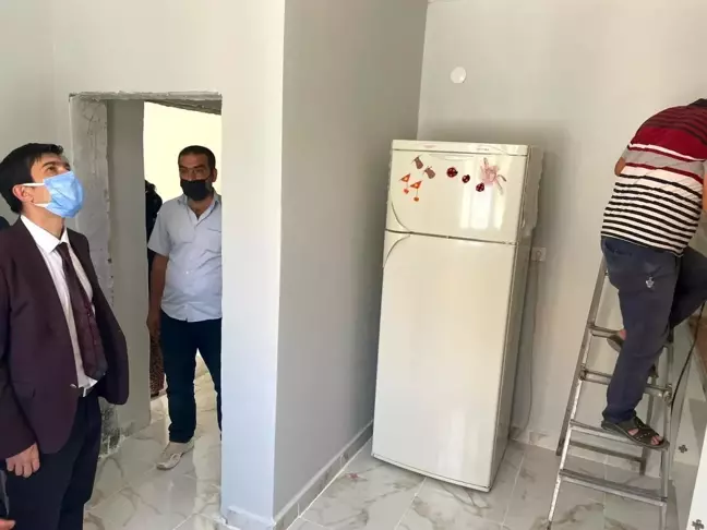 Kaymakam Öztürk, SYDV tarafından kendilerine ev inşa edilen aileyle buluştu