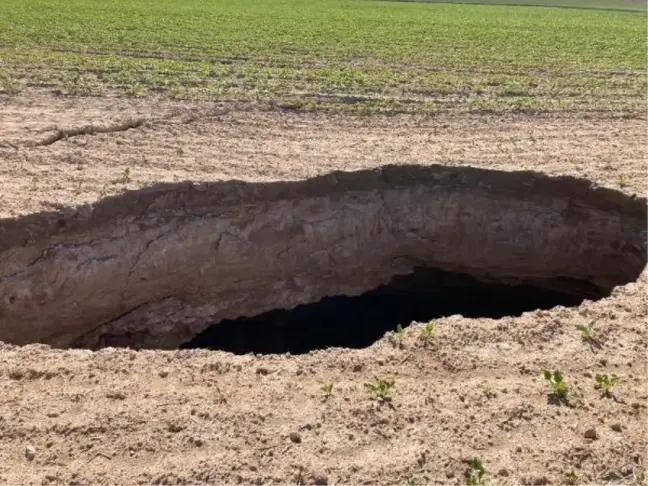 Konya'da 15 metre derinliğinde yeni obruk