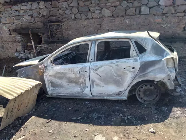 Elazığ'da bir ev ve iki otomobil yanarak kullanılamaz hale geldi