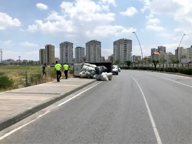Virajı alamayan elyaf yüklü kamyonet devrildi: 1 yaralı