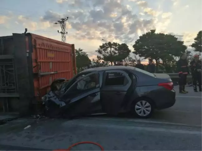 Devrilen TIR'a çarpan otomobilin sürücüsü öldü, eşi ve kızı yaralandı