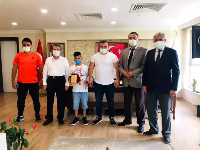 Türkiye 2'ncisi güreşçi ödüllendirildi