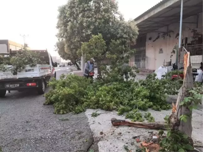 AKHİSAR'DA YILDIRIM AĞILA İSABET ETTİ: 2 YARALI