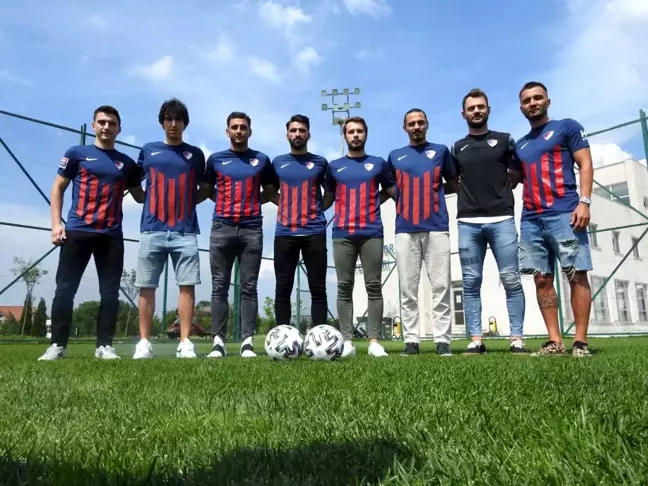 Düzcespor'da 8 futbolcu sözleşme imzaladı