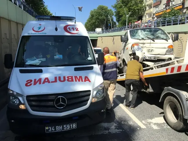 Sultangazi'de sıkışmalı kaza : 1'i ağır 2 yaralı