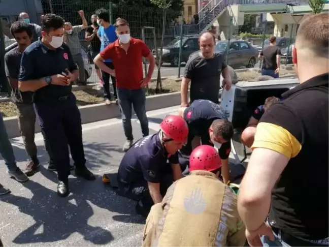 Son dakika haberleri... PENDİK'TE OTOMOBİL TAKLA ATTI, SÜRÜCÜYÜ İTFAİYE ÇIKARDI