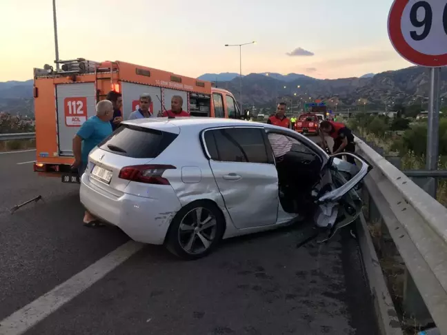 Bariyerlere çarpan otomobil metrelerce sürüklenerek durabildi: 1 ağır yaralı