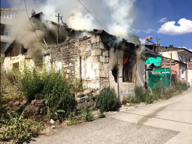 Sarıkamış'ta metruk evde çıkan yangın söndürüldü