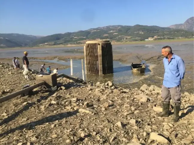 Son dakika... SUYUN TAHLİYE EDİLDİĞİ BARAJDAN BALIK ÖLÜLERİNİ SEPETLERLE TOPLADILAR