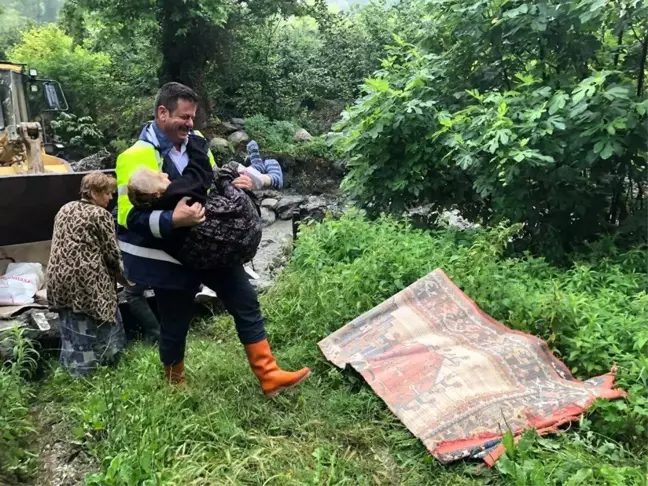 Belediye başkanı 100 yaşındaki kadını böyle kurtardı