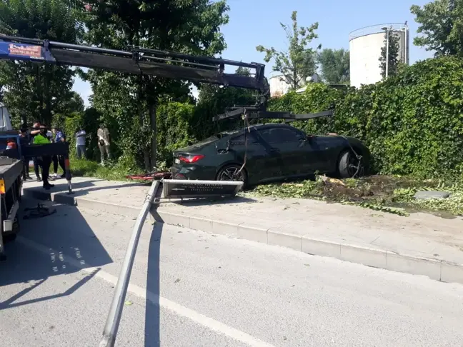 Kontrolden çıkan araç kaldırıma çıkıp, aydınlatma direğini devirdi